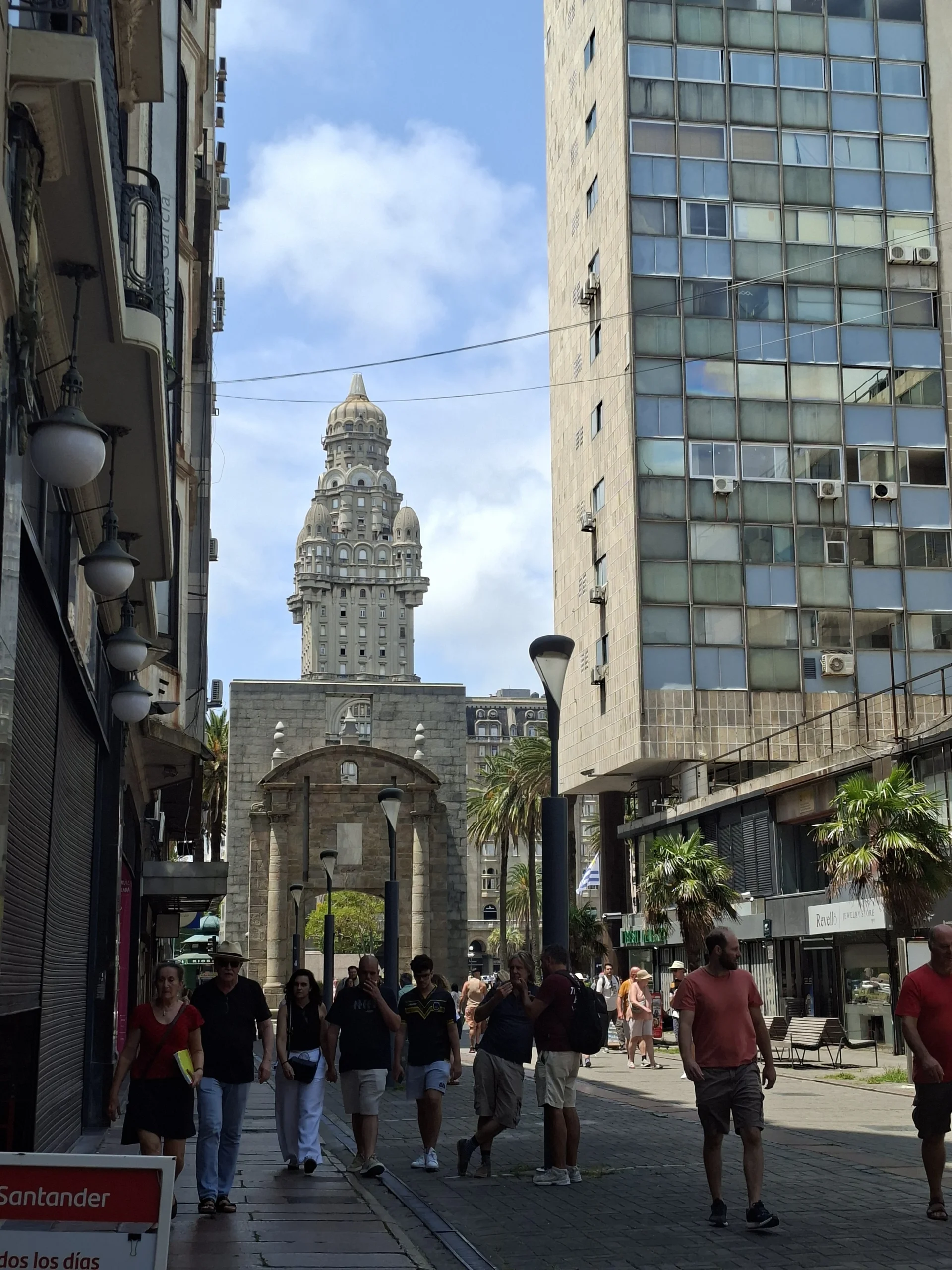 Perspectiva des del carrer Sarandí de la Porta de la Ciutadella amb l'icònic edifici Palacio Salvo al fons, Montevideo.