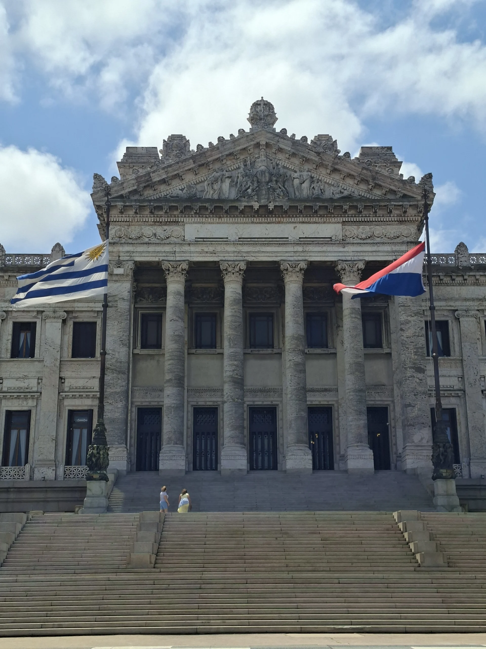 Imposant façana exterior del Palacio Legislativo a Montevideo amb les grans escalinates i banderes oficials onejant.