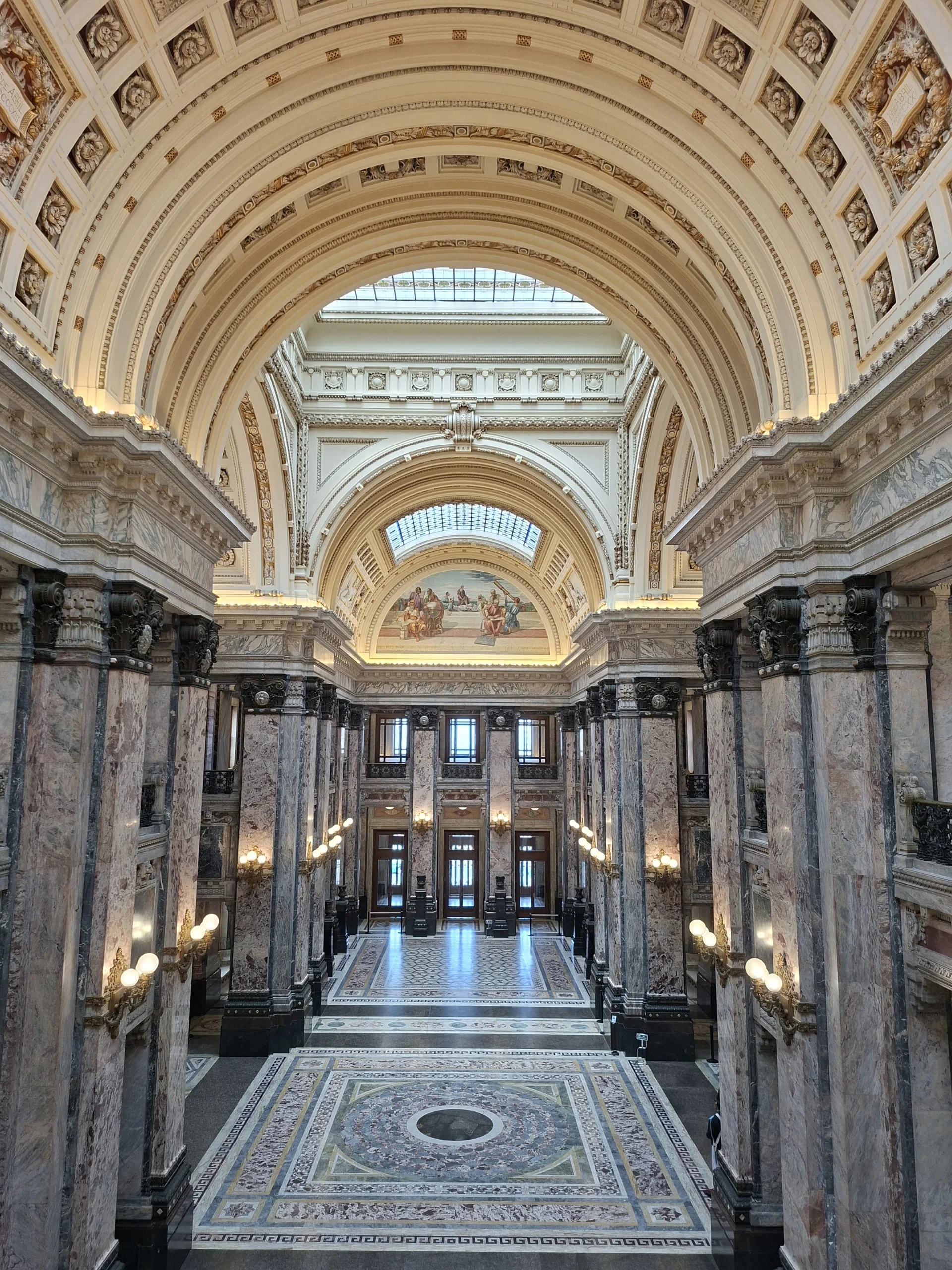 Interior majestuós del Palacio Legislativo a Montevideo, mostrant l'arquitectura neoclàssica i les columnes de marbre.