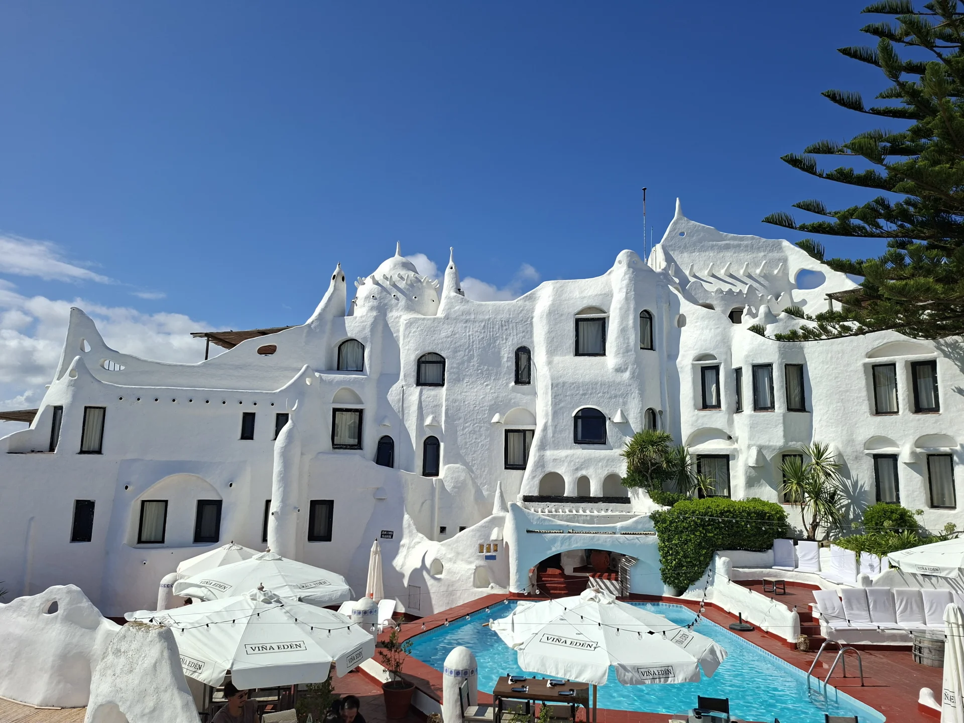 Façana blanca i orgànica de Casapueblo, l'edifici dissenyat per Carlos Páez Vilaró a Punta Ballena.