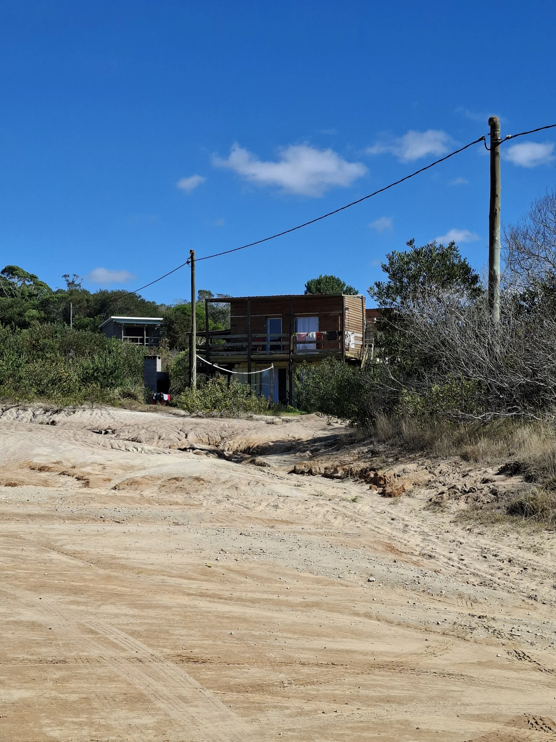 Hostal rústic de fusta situat en el paisatge àrid i sorrenc de Punta Rubia, prop de La Pedrera, Uruguai.