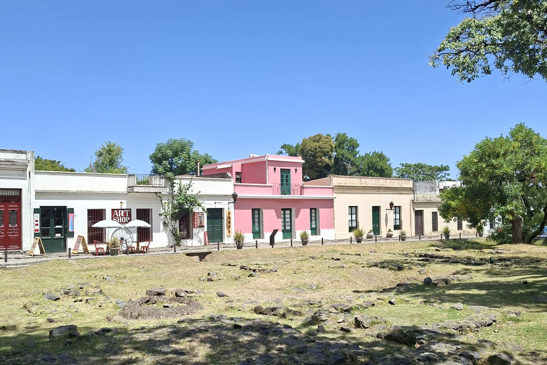 En la imatge s'observen les casetes de colors d'arquitectura colonial que es troba a Colonia del Sacramento.