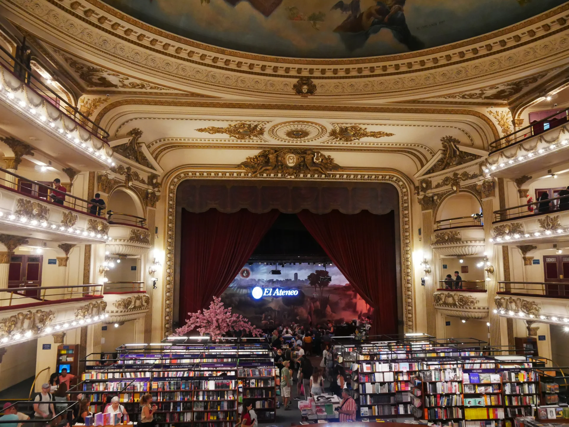 En la imatge s'hi pot veure l'interior de la biblioteca més gran de tota sud-amèrica, situada a Buenos Aires.