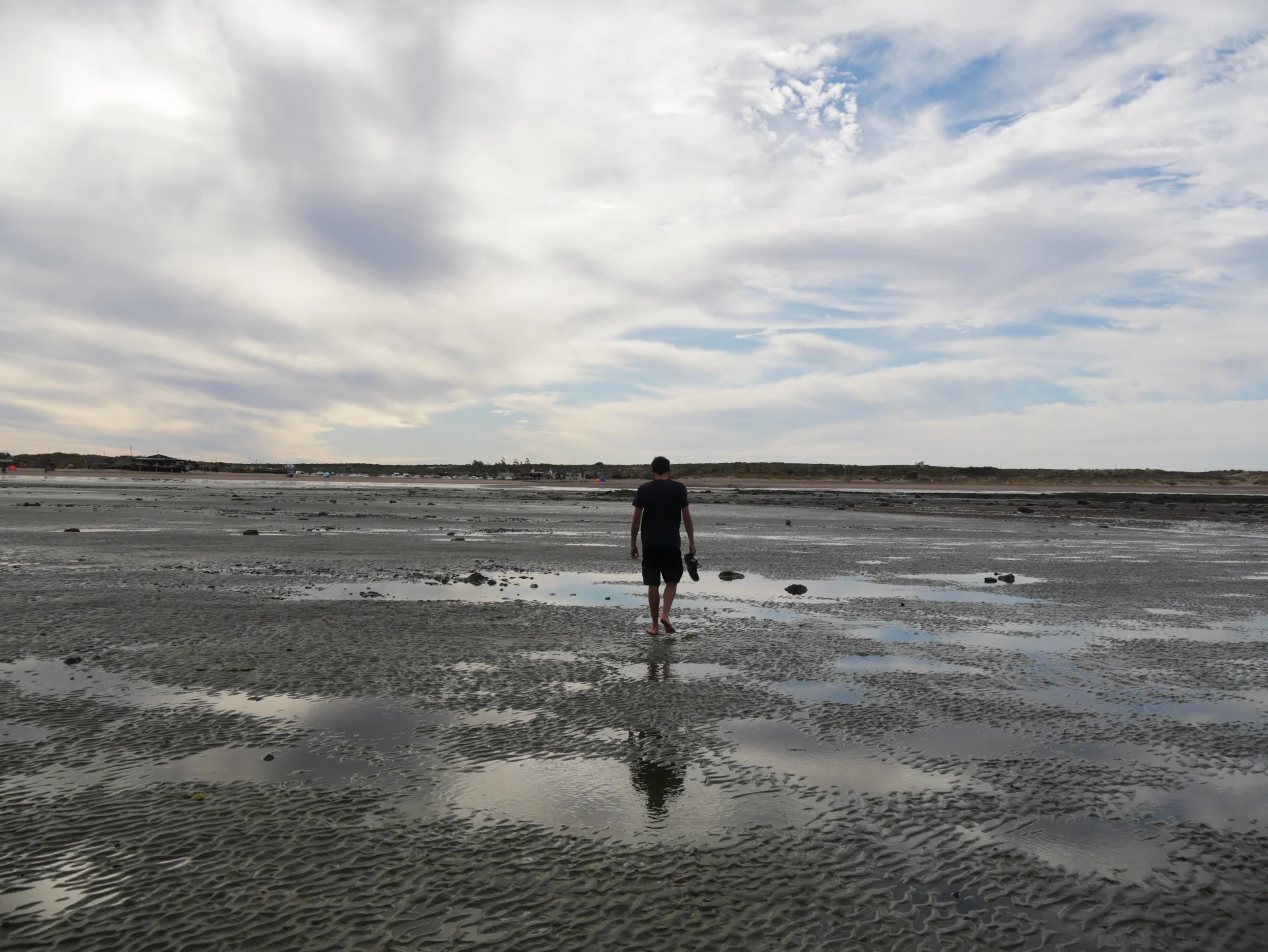 Vista de la platja Rocas Coloradas, amb l'aigua que reflecteix el cel.