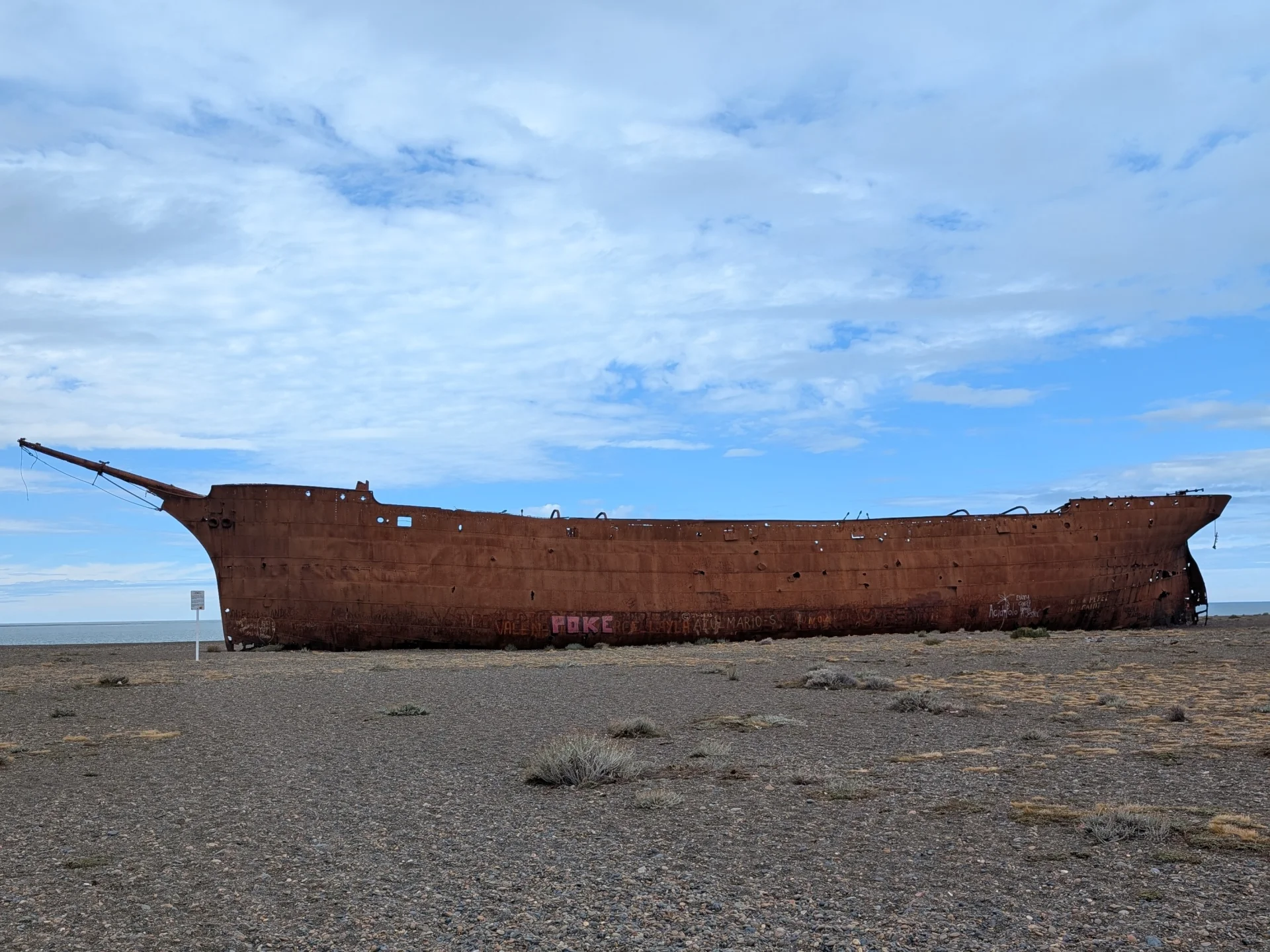 Es veu el vaixell des de fora, tot oxidat.