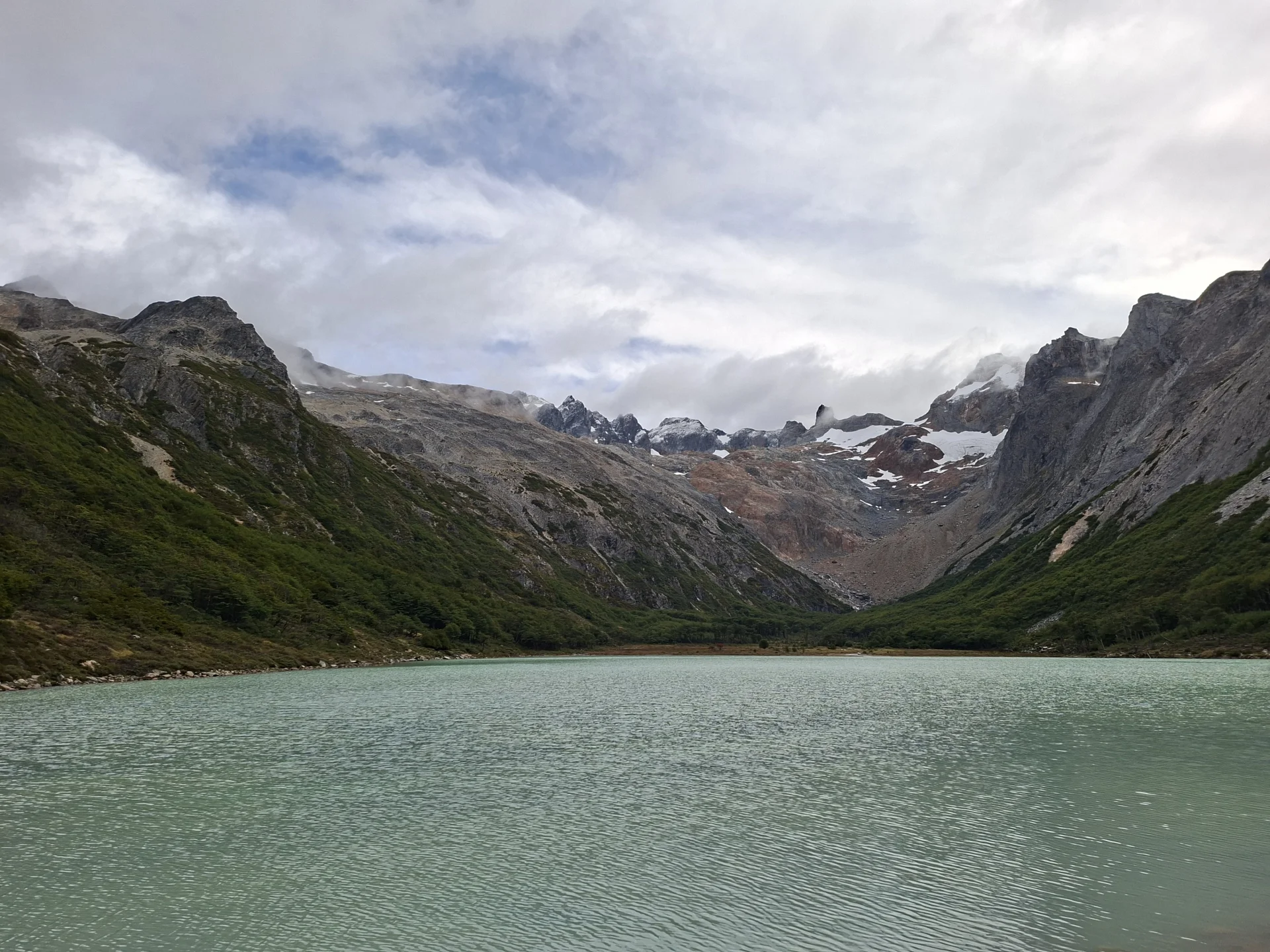 S'observa un llac i unes muntanyes. El llac és la Laguna Esmeralda, on el color de l'aigua fa honor al seu nom.