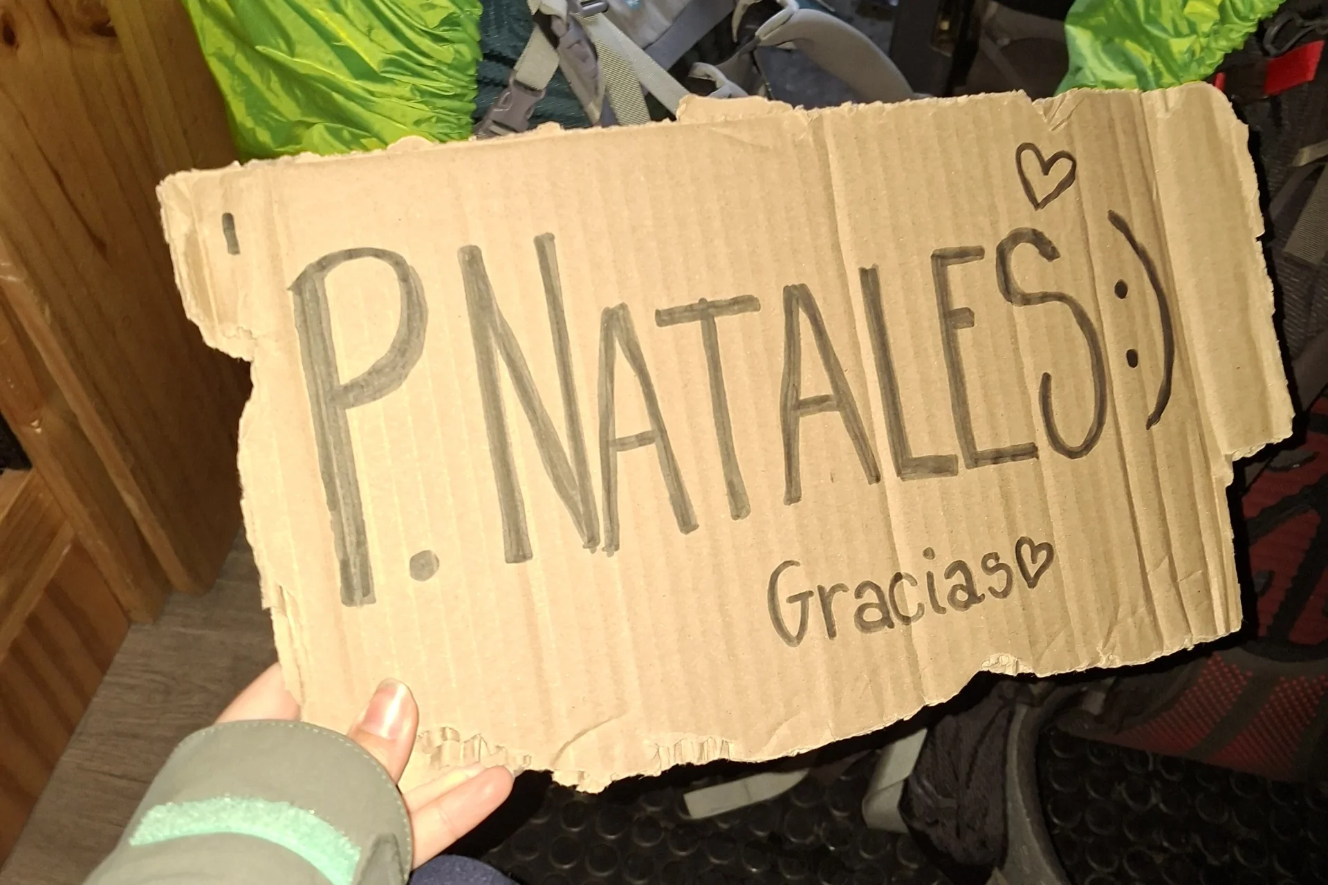 Fragment de caixa de cartró on es veu escrit 