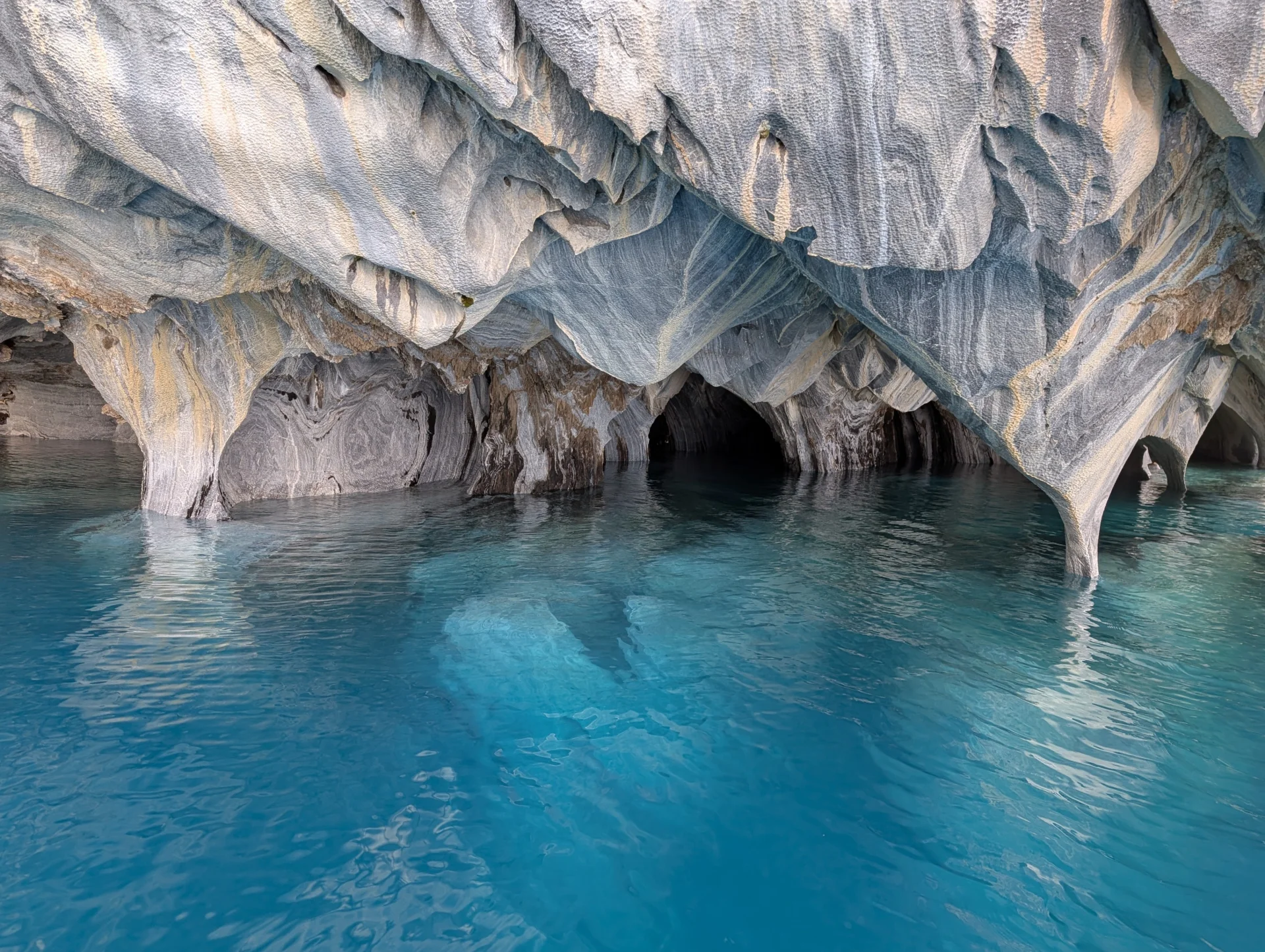 Imatge de les catedrals de marbre, on hi destaca un blau intens de l'aigua.