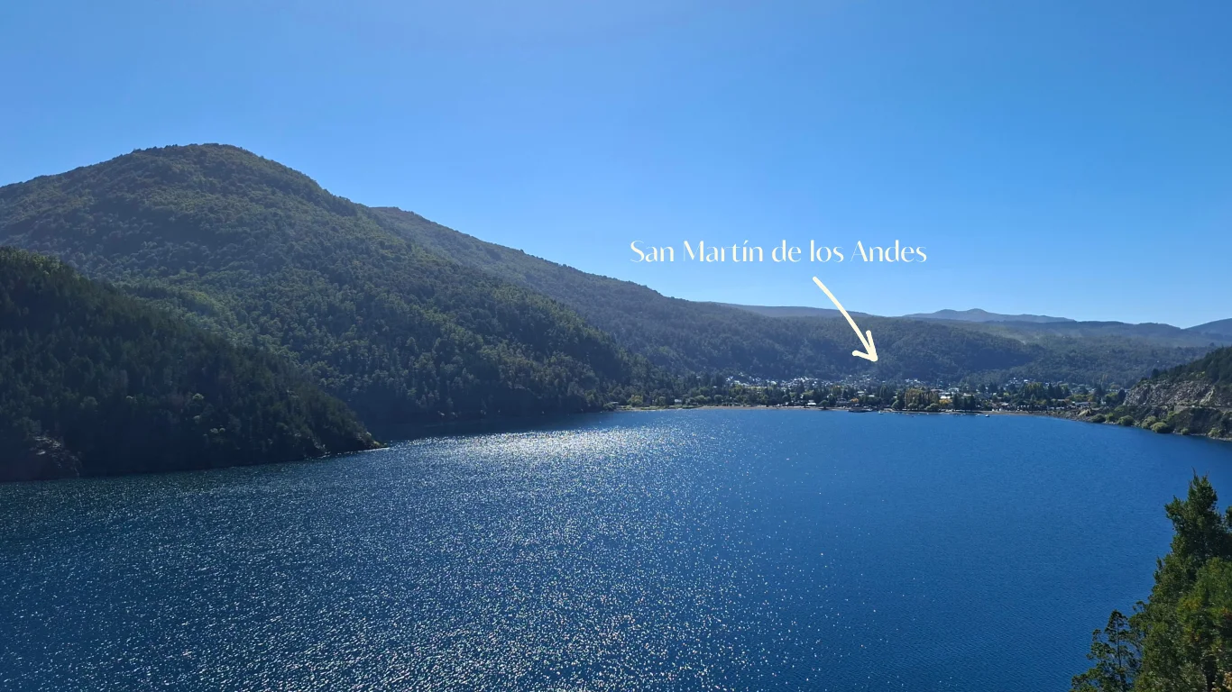 La imatge presenta l’última parada de la ruta dels 7 llacs, on el llac i el poble de San Martín de los Andes es troben.