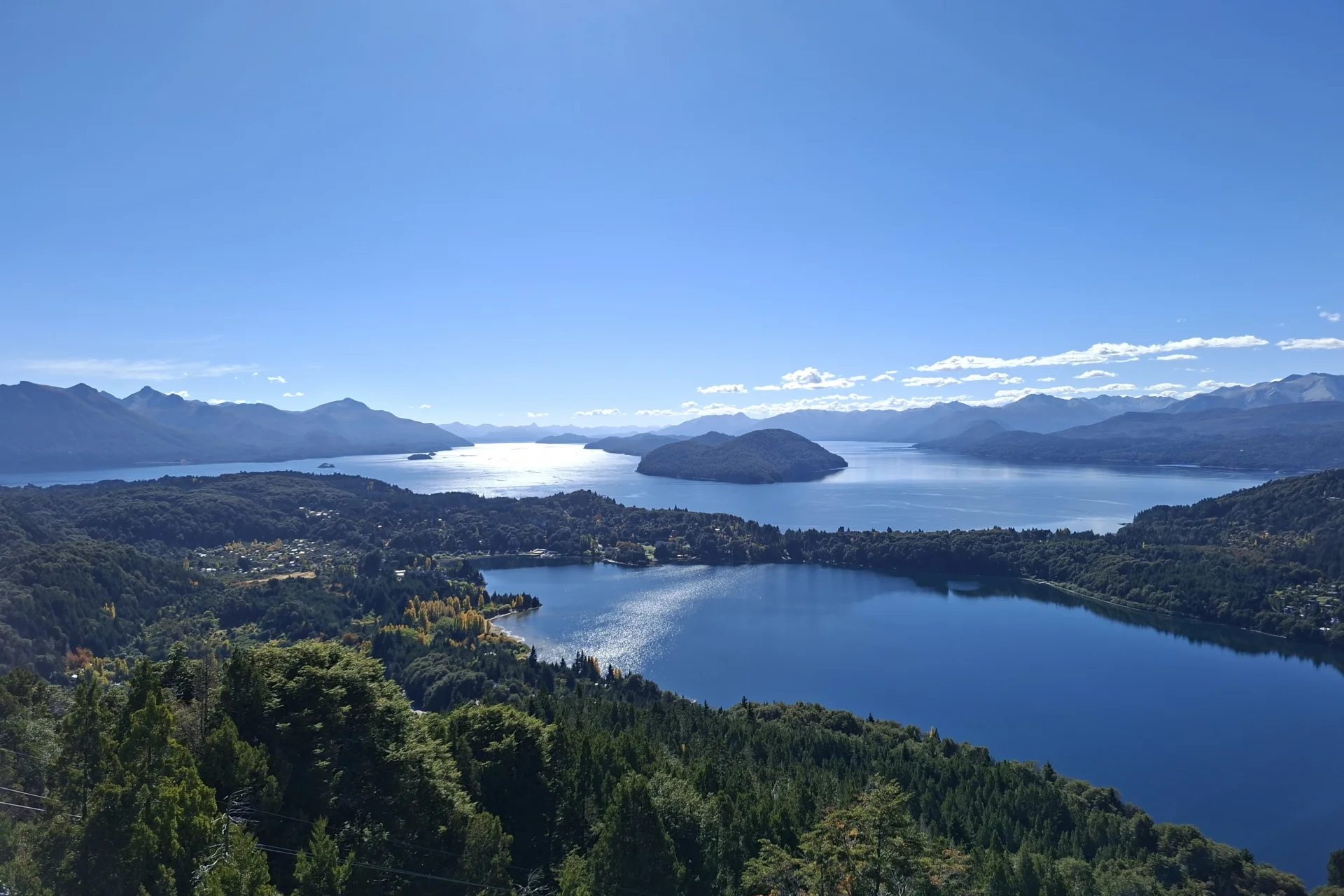 La fotografia mostra el paisatge des d’un mirador. S’hi observen dos llacs diferenciats, amb moltes muntanyes que els envolten i algunes illetes en l’interior.