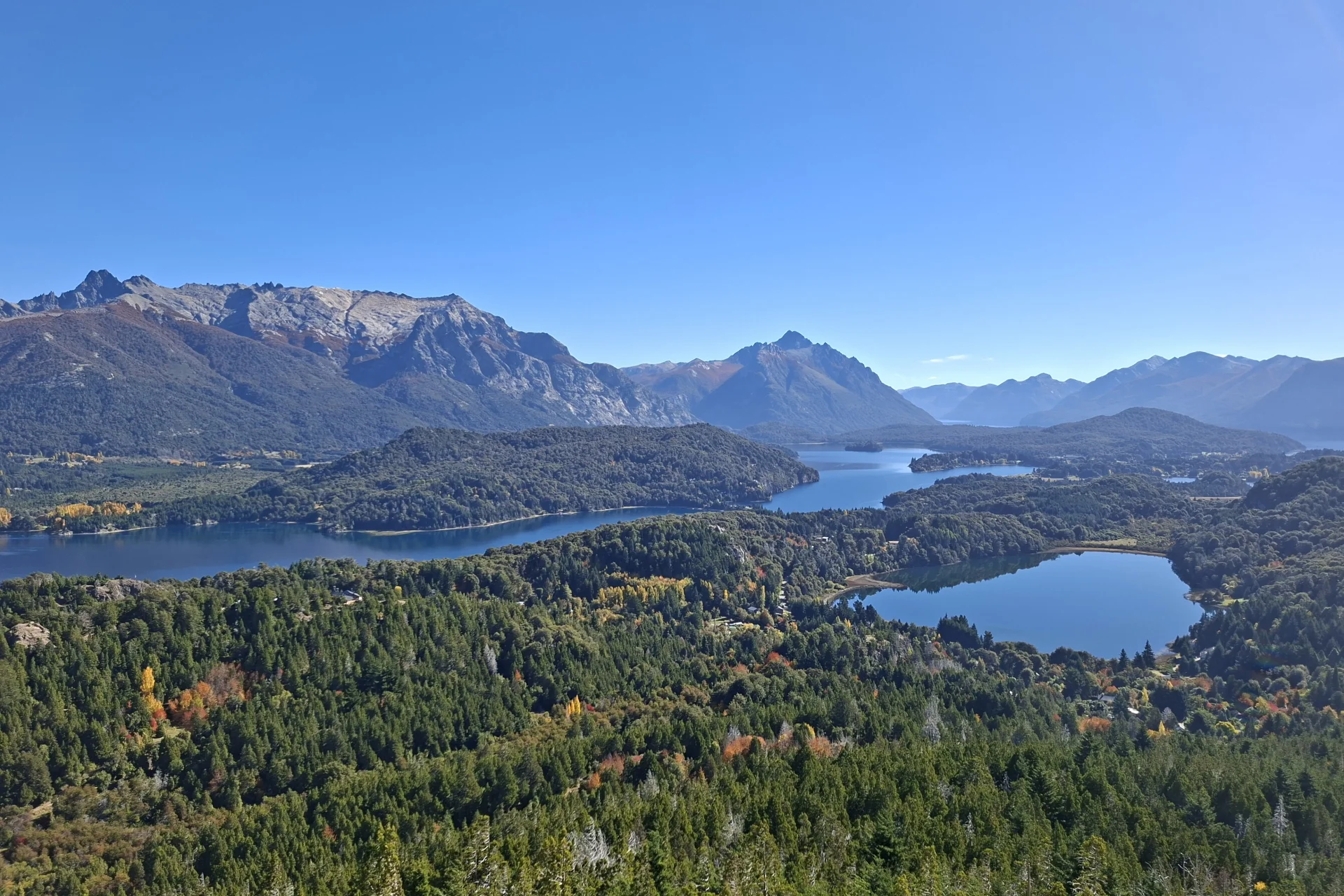 Des del mateix mirador, s’observen dos llacs més. El paisatge és molt similar al de la fotografia anterior.