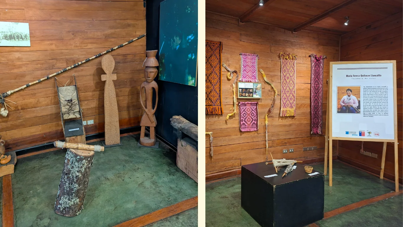 Collage de dues fotografies de l'interior del Museu de l'Aldea Intercultural Trawupeyum a Curarrehue. A l'esquerra, es veuen escultures de fusta tradicionals maputxes (Chemamüll) i objectes cerimonials; a la dreta, una exposició de teixits artesanals de colors vius amb un panell informatiu sobre una teixidora de la comunitat.