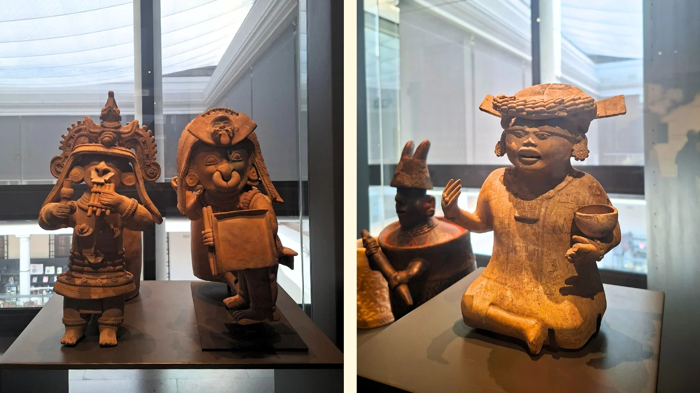 Collage de dues fotografies que mostren diverses figures antropomorfes de ceràmica precolombina al Museu d'Art Precolombí de Santiago de Xile. A la imatge de l'esquerra es veuen dues figures de fang amb tocats i ornaments detallats sobre el cap. A la imatge de la dreta, una figura de ceràmica en posició asseguda amb un tocat ample i pla sosté un petit recipient circular. Totes les peces estan exposades sobre pedestals dins de vitrines de vidre en una sala del museu.