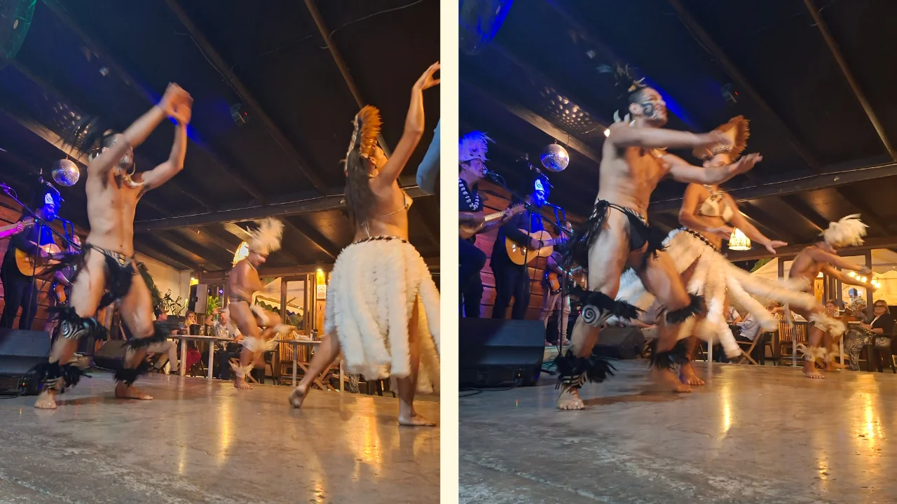 Dues fotografies juxtaposades que mostren ballarins Rapa Nui realitzant un ball tradicional sobre un escenari en un bar il·luminat de manera tènue. Es veu una ballarina amb una faldilla de plomes blanques llarga i un tocat, i un ballarí amb una faldilla de plomes negres i marques corporals, tots dos en una dansa energètica. Al fons, una banda en viu toca guitarres i hi ha públic a taules.