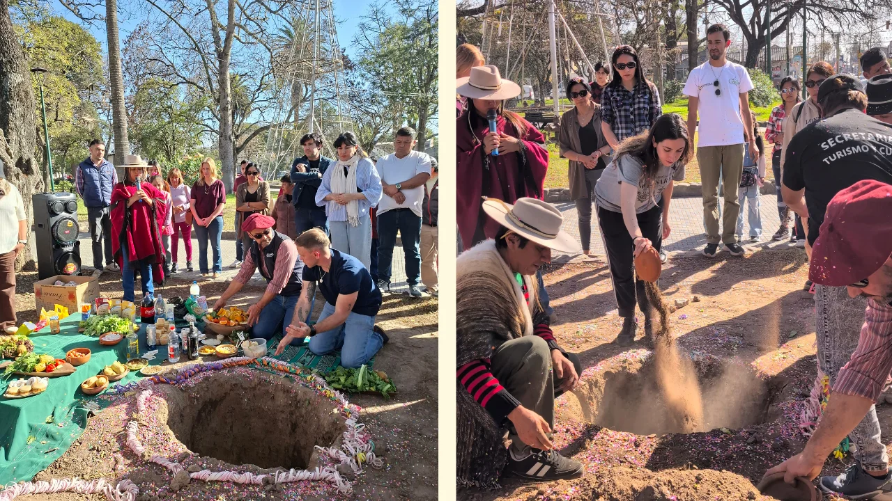 Composició de dues fotografies de la celebració de la Pachamama a Cerrillos. A l'esquerra, el ritual al voltant del forat cerimonial a terra ornat amb serpentines, amb en Pau agenollat al costat dels veïns davant d'una estesa d'aliments, fruites i begudes tradicionals. A la dreta, la Irene inclinada abocant una ofrena des d'un bol de fang dins del forat sagrat, acompanyada per un home amb ponxo tradicional i barret andí davant dels assistents.