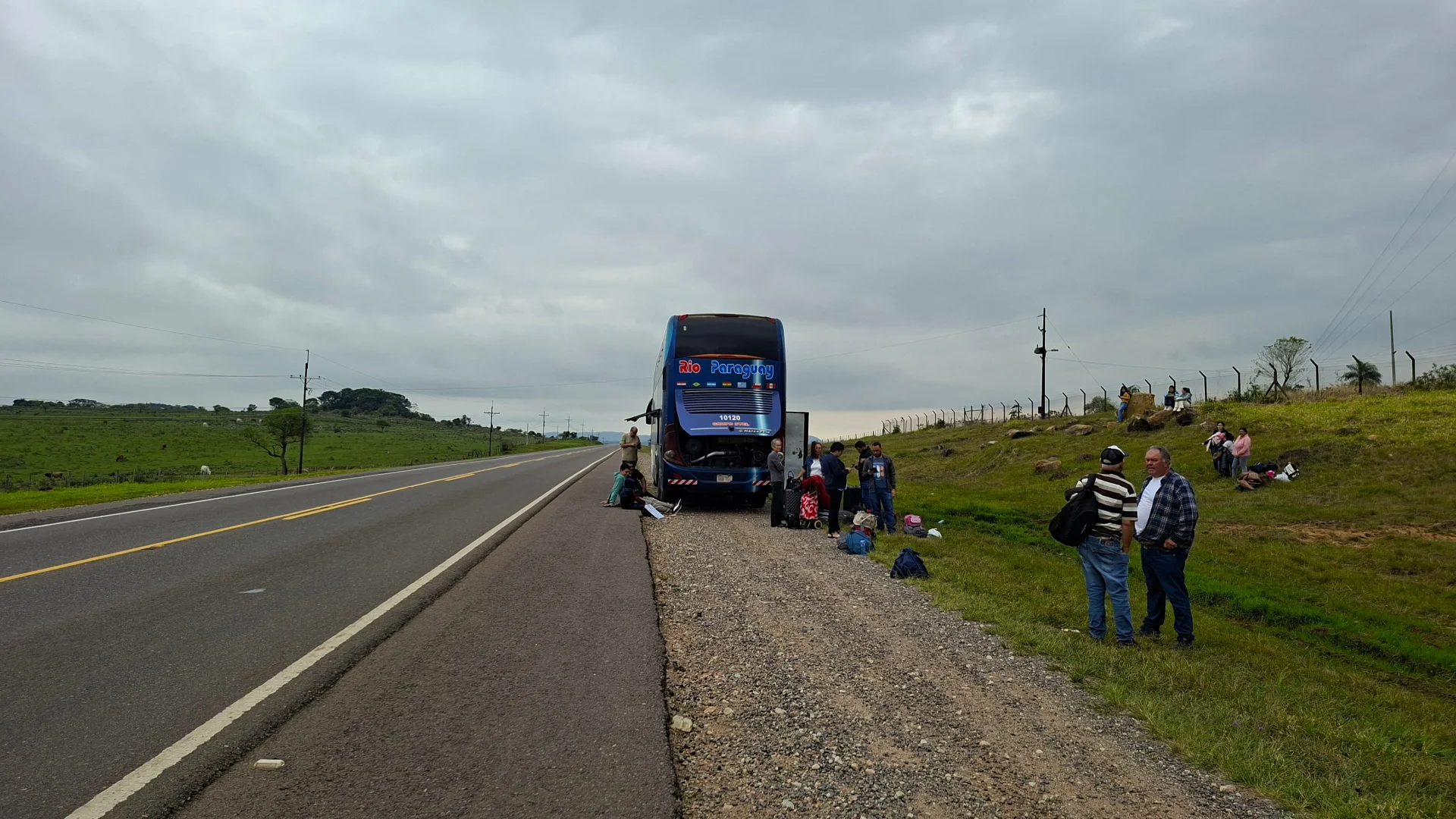 Vista d'un autobús de dos pisos blau de la companyia