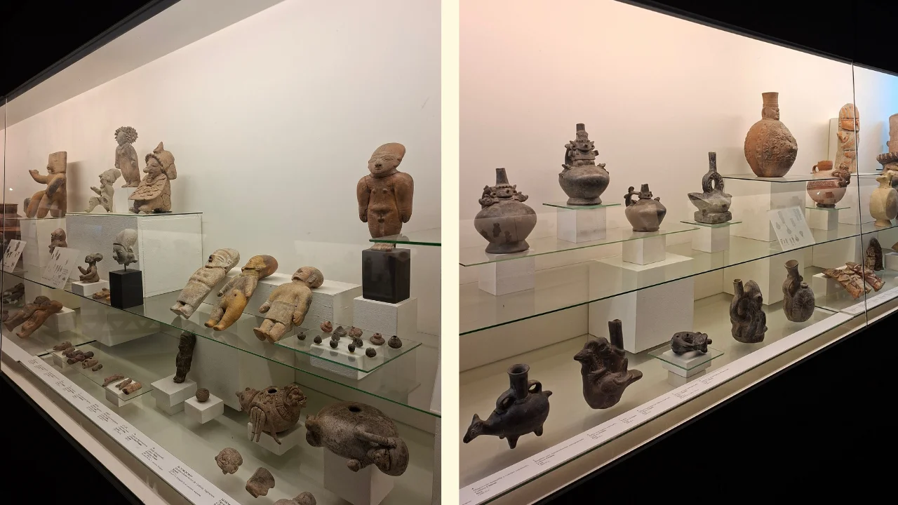 Composició de dues fotografies d'una gran vitrina d'exposició al Museo del Barro a Asunción, on s'exhibeix una extensa col·lecció de peces d'art precolombí i ceràmica indígena, amb petites figures humanes de terracota, atuells zoomòrfics i recipients tradicionals d'argila disposats sobre prestatges de vidre i peanyes blanques.