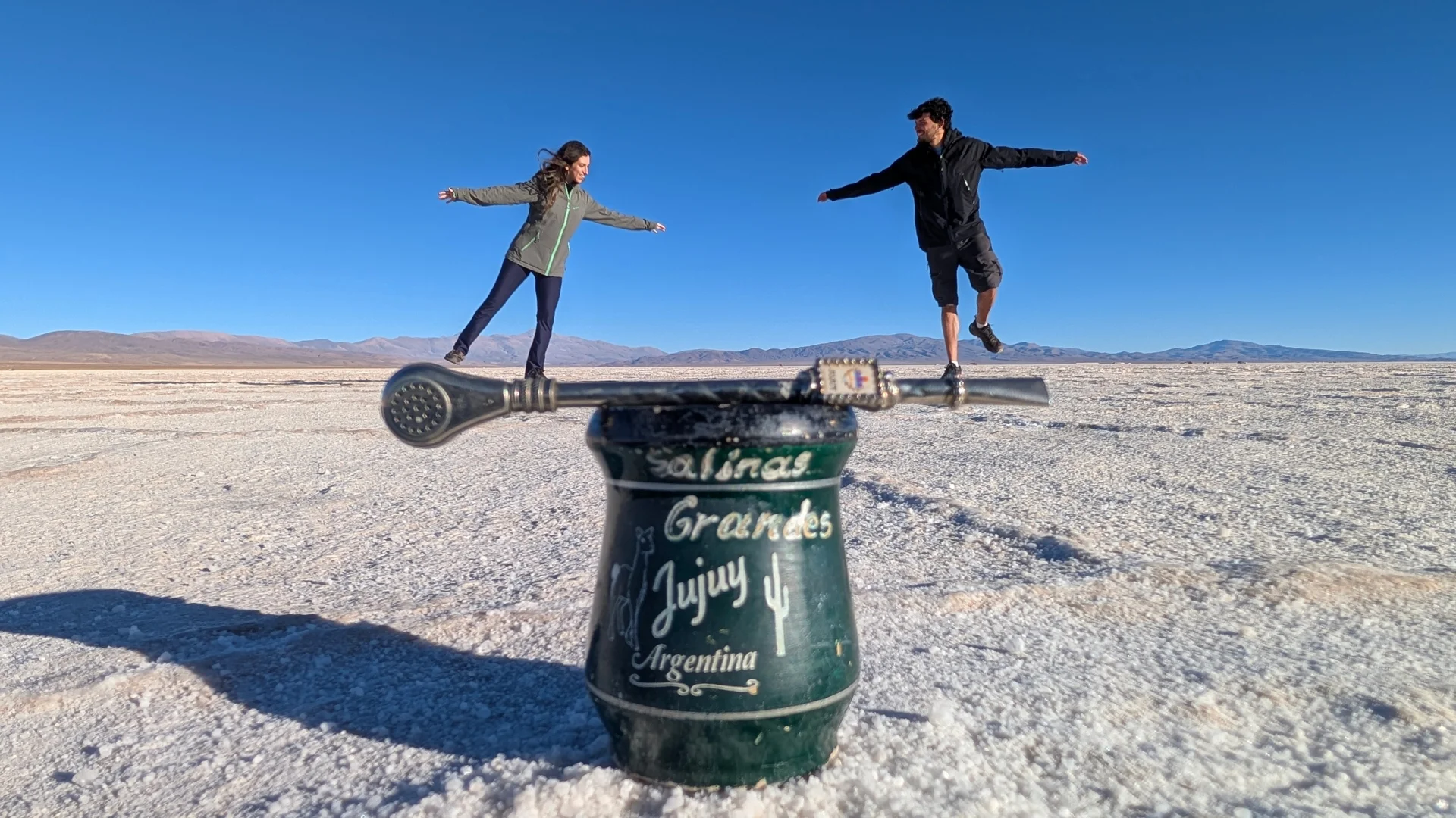 Imatge de perspectiva forçada a les Salinas Grandes, amb un recipient de mate verd en primer pla gravat amb la inscripció